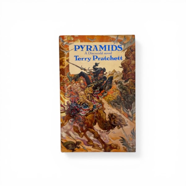 terry pratchett pyramids first ed1