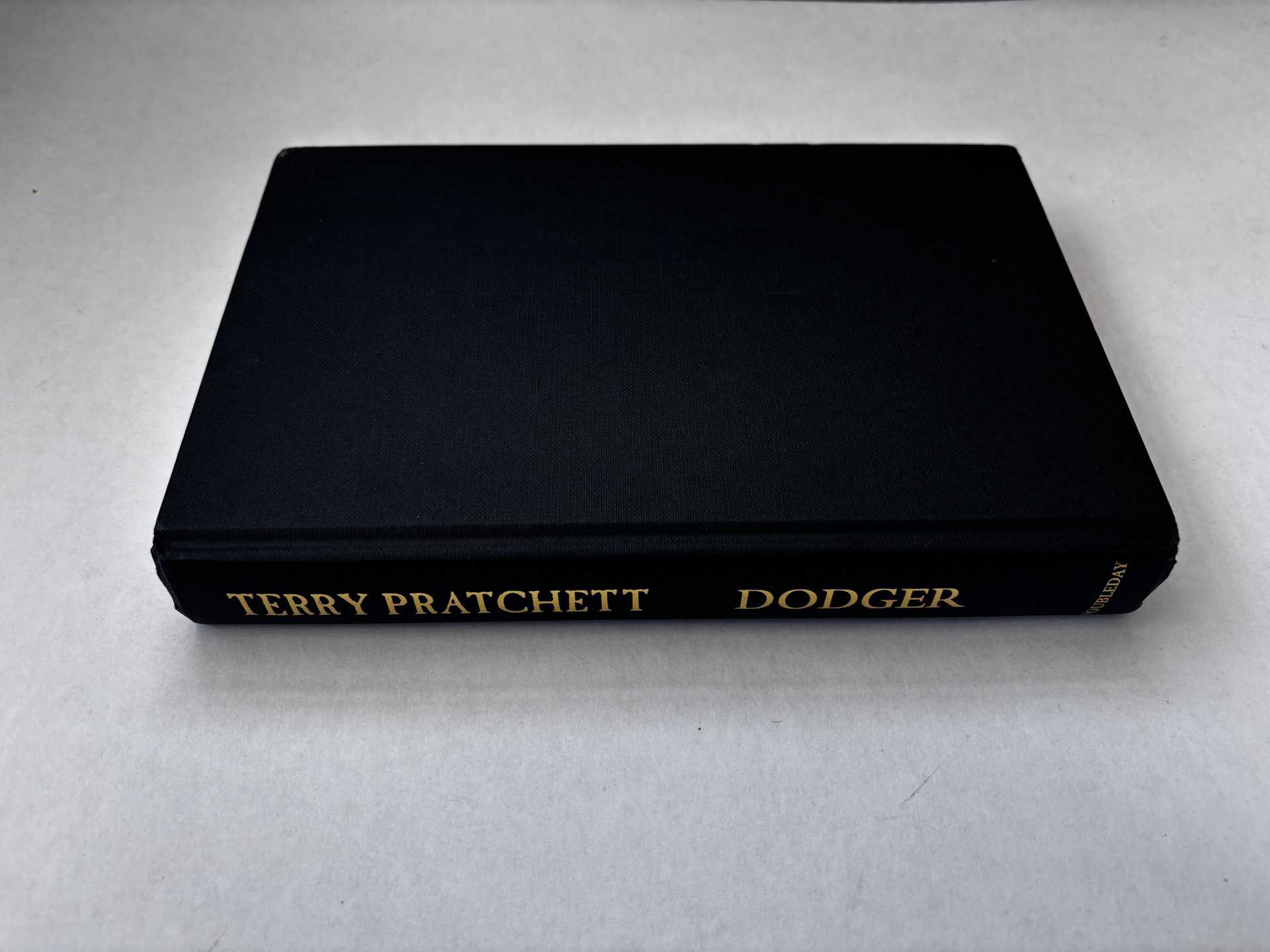terry pratchett dodger first ed with cards3
