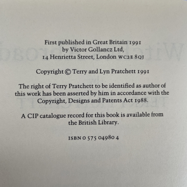 terry pratchett witches abroad first edi2