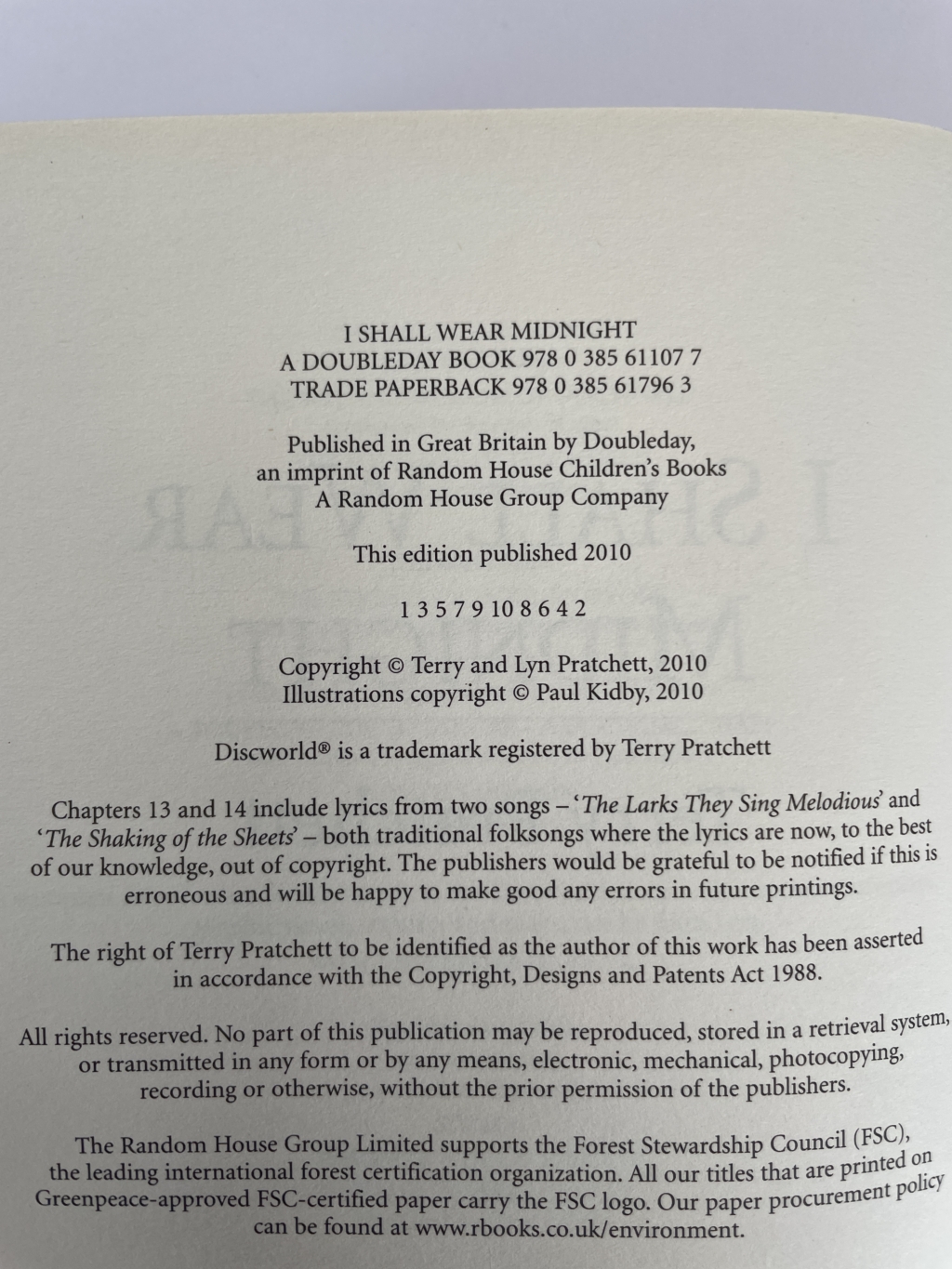 terry pratchett i shall wear midnight first edition2