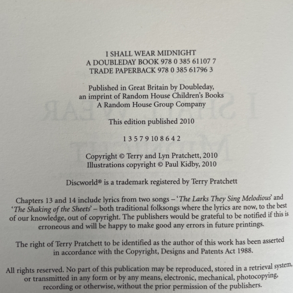 terry pratchett i shall wear midnight first edition2