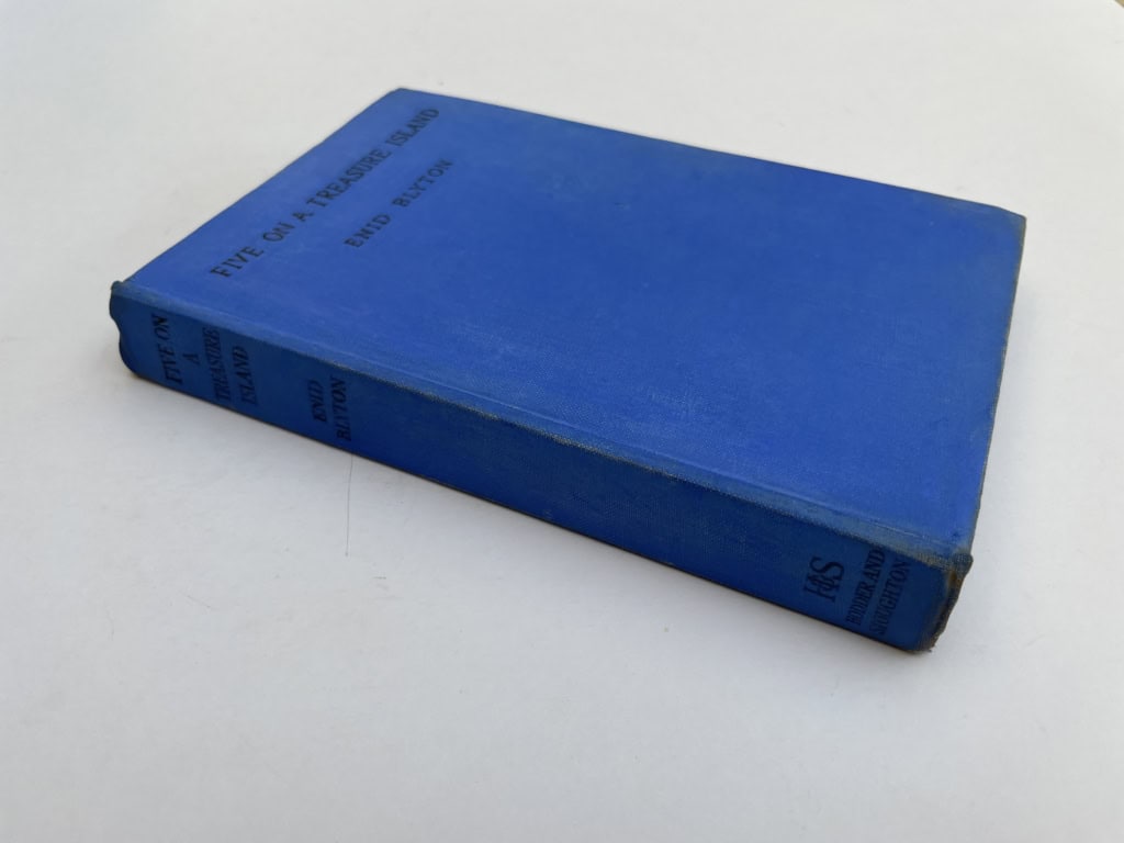 enid blyton five on a treasure island first edition3
