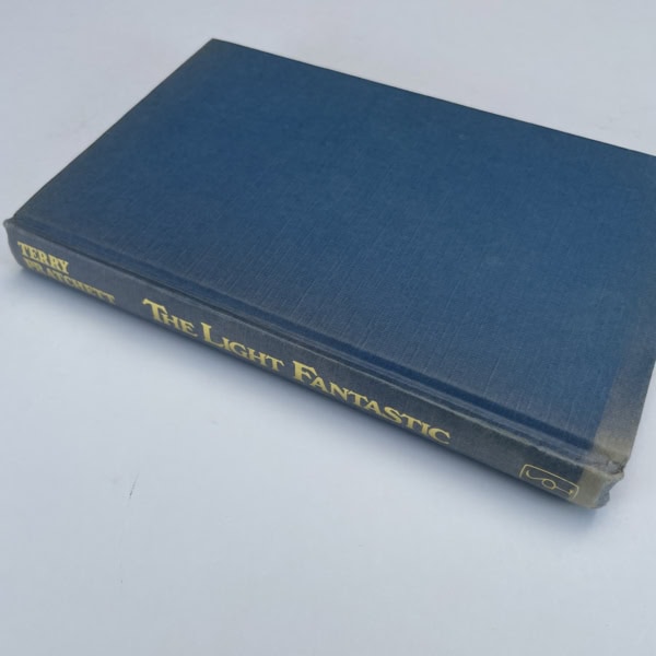 terry pratchett the light fantastic first ed3